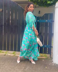 Poornima Indrajith Instagram - Caught posing ^_^

📷: @nakshatraindrajith 
👗@pranaahbypoornimaindrajith