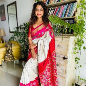 Poornima Indrajith Instagram - Any Pochampally lovers here ? 
@indrajith_s Thank you for the pics and for this beautiful saree ♥️♾
#pochampillyikat #handwoven  #saree #sareelove