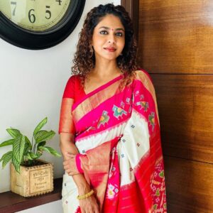 Poornima Indrajith Instagram - Any Pochampally lovers here ? 
@indrajith_s Thank you for the pics and for this beautiful saree ♥️♾
#pochampillyikat #handwoven  #saree #sareelove