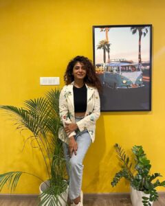 Poornima Indrajith Instagram - The yellow wall is good 😊
@prarthanaindrajith 

Pic by @mehek_shaan