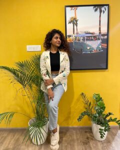 Poornima Indrajith Instagram - The yellow wall is good 😊
@prarthanaindrajith 

Pic by @mehek_shaan