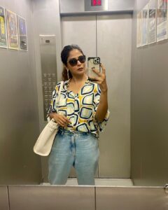 Poornima Indrajith Instagram - Mom jeans dad’s shirt 🤓
@indrajith_s #fitcheck