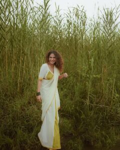 Poornima Indrajith Instagram - Onam 2022 🌾✨🌼 💛
Pic : @manekha_ 
Wardrobe : @pranaahbypoornimaindrajith