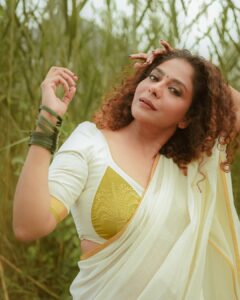 Poornima Indrajith Instagram - Onam 2022 🌾✨🌼 💛
Pic : @manekha_ 
Wardrobe : @pranaahbypoornimaindrajith