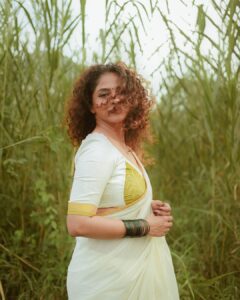 Poornima Indrajith Instagram - Onam 2022 🌾✨🌼 💛
Pic : @manekha_ 
Wardrobe : @pranaahbypoornimaindrajith