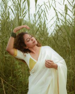 Poornima Indrajith Instagram - Onam 2022 🌾✨🌼 💛
Pic : @manekha_ 
Wardrobe : @pranaahbypoornimaindrajith