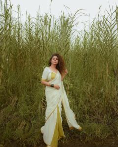 Poornima Indrajith Instagram - Onam 2022 🌾✨🌼 💛
Pic : @manekha_ 
Wardrobe : @pranaahbypoornimaindrajith