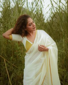 Poornima Indrajith Instagram - Onam it is ✨❤️🌾
Pic: @manekha_ 
Wardrobe: @pranaahbypoornimaindrajith