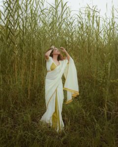 Poornima Indrajith Instagram - Onam it is ✨❤️🌾
Pic: @manekha_ 
Wardrobe: @pranaahbypoornimaindrajith