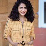 Poornima Indrajith Instagram - Khadi mundu but my way 😎 Wardrobe: @pranaahbypoornimaindrajith #pranaahpret #comingsoon Pic @_shazz064_ #khadi #handloomlove #khadimundu