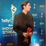 Prateik Babbar Instagram - SO THIS HAPPENED‼️ “YOUTH ICON” & “MASTER OF VERSATILITY” for my show CHAKRAVYUH‼️ humbled & grateful 🙏🏽 thank you so much for this honour‼️ @tellychakkar @mxplayer @applausesocial @mayavidonline #ITSA2022 ❤️🙏🏽