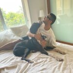 Prateik Babbar Instagram - morning routine.. 🤍 Chicos Bed!!