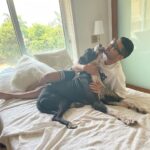 Prateik Babbar Instagram - morning routine.. 🤍 Chicos Bed!!