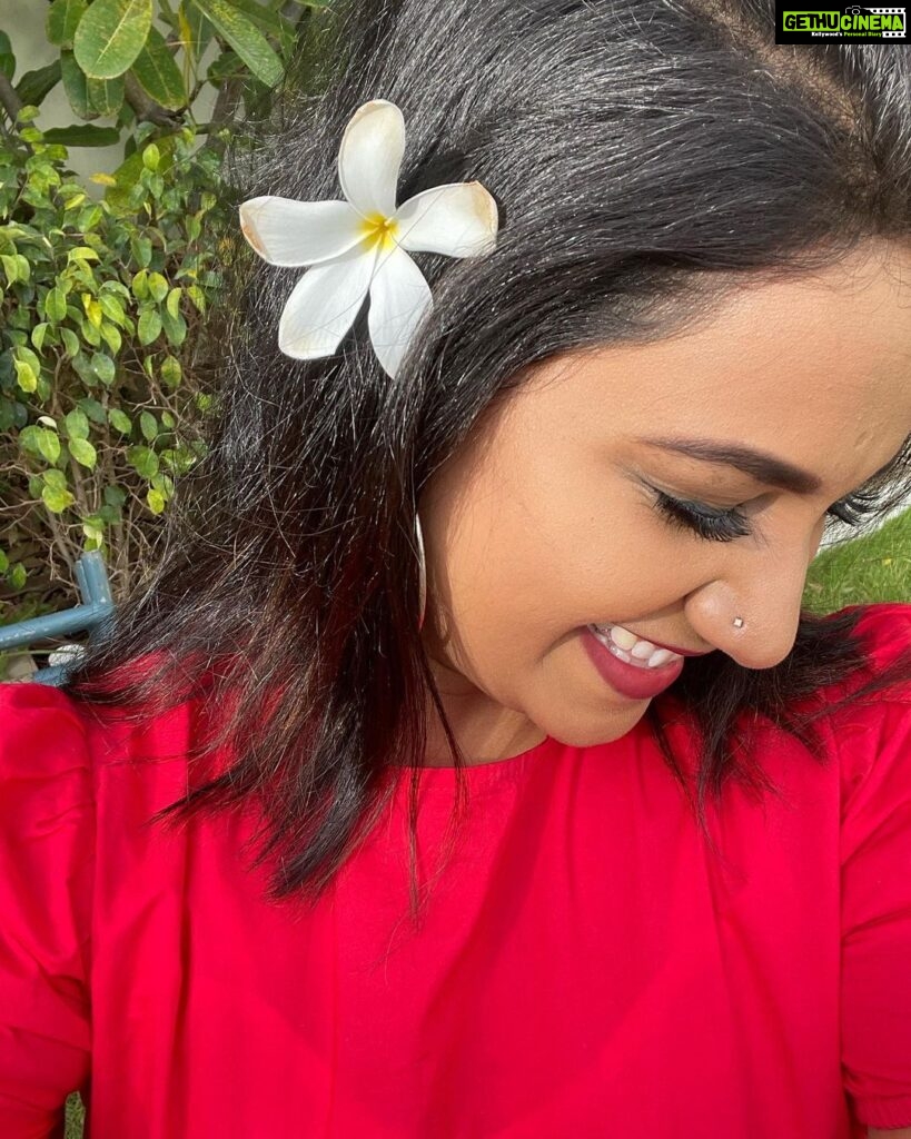 Pratheeksha G Pradeep Instagram - 🌼❤️ #song #flower #red #white #pic