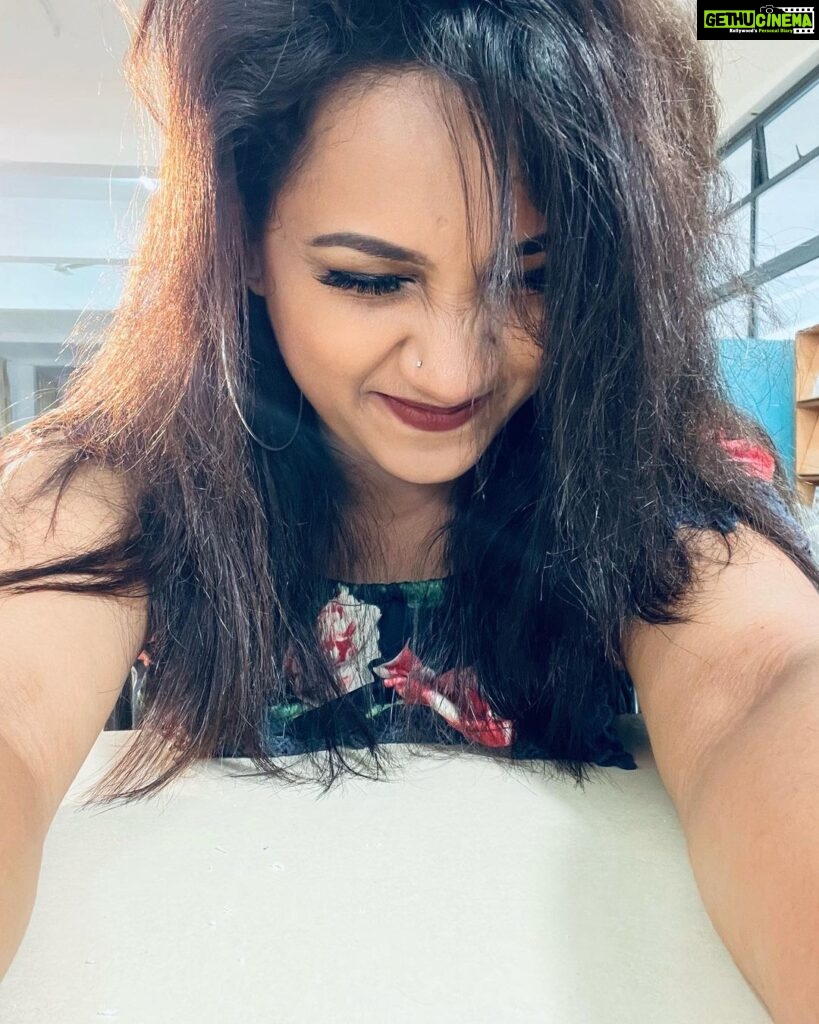 Pratheeksha G Pradeep Instagram - My hairstyle is called “I Tried” But first, let me take a selfie #selfie #lazy #crazy #free #time Thiruvananthapuram, Kerala, India