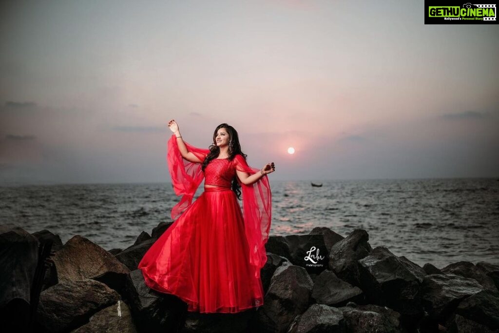 Pratheeksha G Pradeep Instagram - Happy Valentine’s Day….❤❤❤ Pic @_lalu_photography_ Makeup @greenlife_divyarun Coustum @nova_fashion_boutique_by_brind Kovalam Beach