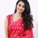 Priya Bhavani Shankar Instagram - இனிய பொங்கல் நல்வாழ்த்துகள் 😊 Saree- @Issadesignerstudio Jewellry- @karnikajewelshyd Photographer- @wedlockcreations