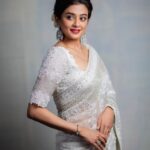 Priyamani Instagram - A woman in a white dress may look calm on the outside but has all the hidden energy and sensuality on the inside 🤍🤍🤍🤍🤍 Saree : @varunchakkilam Styling : @stylebyannapurna Jewellery : @thetrinkaholic 📸 : @they_call_me_keshu MUH: @pradeep_makeup @shobhahawale Personal assistant: @prasad_idiot #custodyfromtoday #whitesareelove