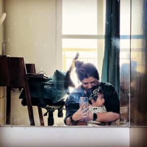 Priyanka Deshpande Instagram - MINE ❤️🥹🧿
.
.
#chiyalovesiha #sheismine #bundleofjoy 
#sheisgrowinguptoofast #myworld #mirrorselfie