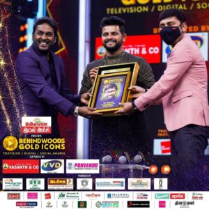 RJ Balaji Instagram - Best Entertainer Award for @mookuthiamman .! Consecutive second award
 after #LKG .!
This award is for my team’s hard work work and Dr. Ishari Ganesh’s trust in me!!!

Thank you Behindwoods and all you lovely people for the unbelievable love for #MookuthiAmman .! ❤️🙏