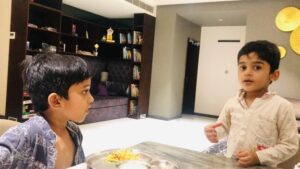 RJ Balaji Instagram - Dinner table conversations these days 😂😂😂😂😍😍😍😍❤️❤️❤️#MookuthiAmman 😇😇😇