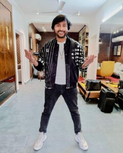 RJ Balaji Instagram - Its time to RUN !!! 🏃‍♂️🏃‍♂️🏃‍♂️

Officially kickstarting the promotions for #RunBabyRun … 🖤

In theatres from February 3rd !!! 🖤