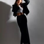 Raashi Khanna Instagram - How much money is too much money? 💰 #farzi #promotions Jacket @hm @tandemcommunication Stylist @spacemuffin27 team @sanyakapoor Fashion interns @palakmehhta @mahek_gada Hair @zoequiny.hair Make up @florianhurel 📸 @leroifoto