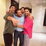 Raghav Juyal Instagram - With bhai ,always मजाड़ीं (fun) life , ❤️❤️love u bhai @beingsalmankhan for all the fun and happiness u give us in life 🌞🌞 zindagizindabaad ✊ #kisikabhaikisikijaan #zindagizindabaad Mumbai, Maharashtra
