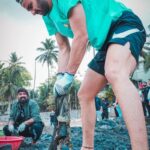 Raghav Juyal Instagram - Throwback to when @raghavjuyal joined the squad @beachwarriorsindia for celebrating 211th week of Beach Clean-up day. PC- @photostory_studio