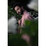 Raghav Juyal Instagram - Pink 🌸 Managed by - @yog_nardekar & @eshita_nimkar Shot by - @porusjain Styled by - @iamkenferns Hair stylist - @hairby_vijaylimbachiya Make up artist - @kondvilkarsuhas Driver - @arjunp822 Managing company - @blueorchidentertainment Mumbai - मुंबई