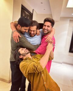 Raghav Juyal Instagram - With bhai ,always मजाड़ीं (fun) life , ❤️❤️love u bhai @beingsalmankhan for all the fun and happiness u give us in life 🌞🌞 zindagizindabaad ✊
#kisikabhaikisikijaan #zindagizindabaad