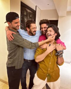 Raghav Juyal Instagram - With bhai ,always मजाड़ीं (fun) life , ❤️❤️love u bhai @beingsalmankhan for all the fun and happiness u give us in life 🌞🌞 zindagizindabaad ✊
#kisikabhaikisikijaan #zindagizindabaad
