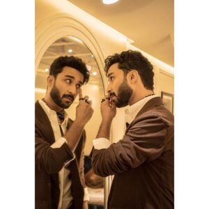Raghav Juyal Instagram - Bunn samosa lollipop desi boys on the top , 
Sat Sunday raat 9.30 baje , #thekapilsharmashow , dekhenge na?  #kisikabhaikisikijaan 
Managed by - @blueorchidentertainment 
Styled by - @iamkenferns 
Photographer - @rishabhkphotography 
Make up - @kondvilkarsuhas 
Hair - @hairby_vijaylimbachiya 
Driver - @arjunp822