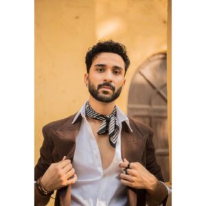 Raghav Juyal Instagram - Bunn samosa lollipop desi boys on the top , 
Sat Sunday raat 9.30 baje , #thekapilsharmashow , dekhenge na?  #kisikabhaikisikijaan 
Managed by - @blueorchidentertainment 
Styled by - @iamkenferns 
Photographer - @rishabhkphotography 
Make up - @kondvilkarsuhas 
Hair - @hairby_vijaylimbachiya 
Driver - @arjunp822