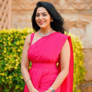 Ramya Subramanian Instagram - In case you din’t notice,I was also there in the previous post !😜🙋🏻‍♀️

📸 - @sinty_boy 
Saree - @tashithreads 
Jewellery - @pradejewels 
Makeup and Hair - @toniandguyindia