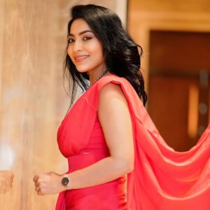 Ramya Subramanian Instagram - In case you din’t notice,I was also there in the previous post !😜🙋🏻‍♀️

📸 - @sinty_boy 
Saree - @tashithreads 
Jewellery - @pradejewels 
Makeup and Hair - @toniandguyindia