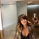 Ranjini Haridas Instagram - Gig life ..let me show you how I work it !!!😬😂 Makeup @anuraagkaushik_92 Hair @iampawanhairofficial #delhi #lixil #grohe #americanstandard #awardnight #blingbling #emceelife #paidtotalk #lovemyjob #travelforwork #eventready