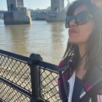 Ranjini Haridas Instagram - First day out in London doing touristy things only coz it’s been so long !!!😬 #london #travelreels #unitedkingdom #lovemyjob #travelforwork #beingatourist #suchfun #lindonbridge #londontowerbridge #buckinghampalace #trafalgarsquare #westminsterabbey #blackcabs #londoneye #thechardlondon #wintertime #february #walkabout #reelitfeelit #dayout #ranjinihharidas