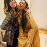 Ranjini Haridas Instagram - #posersforlife @jaanmonidasofficial #reels #indian #western #postwork #posers #delhi #emceelife #paidtotalk #showtime #friends #hanginout #reelitfeelit #happiehippie #ranjiniharidas #smile #laugh #live #sareevsgown