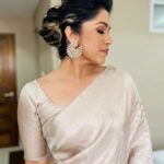 Ranjini Haridas Instagram - Clickity clickity click !!!📸📸📸 Hair and make up @jaanmonidasofficial Saree @haridassujatha #indian #desigirl #reels #reelitfeelit #kancheepuram #southindian #paidtotalk #gettingready #hairandmakeup #styling #sareedraping #sareelove #poser #emceelife #gigtime #kerala #chalakudi