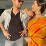 Rati Pandey Instagram - Sooo filmy we are! Yes this video made me feel like that 90s heroine who is wooed by her hero... @manavgohil Thank You for being the KT to my Preeti and making our jodi memorable! This was a small token of love from us to all the keerti and shaadimubarak fans...thank you so much for showering your love and support to both of us.. . . #IndianTVFiesta #ReelsPeTV #RatiPandey #ManavGohil #Preeti #KT #ShaadiMubarak #PreetiKT #Keerti #Preetijindal #Keertantibrewal #Keertan