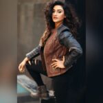 Rati Pandey Instagram - She is fire and ice You'll fear the cold and crave the burn...❤❤ . . #woman #saysitall #fire #womenfashionpower #instalike #instalove #ratipandey 📸 @prashantsamtani 🧣 @ratipandey 🧥 @harleydavidson 💄 @santosh.mahapure_makeup_artist 💇‍♀️ @jayshreethakkarhairartist
