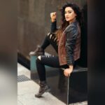 Rati Pandey Instagram - You are just one ride away from a good mood...hit the roads!🏍😉 . . . #riders #sundayvibe #swag #instapicture #instafashionista #hittheroad #ratipandey #harleydavidsonaddicts 📸 @prashantsamtani 🧣 @ratipandey 🧥 @harleydavidson 💇‍♀️ @jayshreethakkarhairartist 💄 @santosh.mahapure_makeup_artist