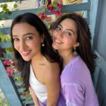 Reem Shaikh Instagram - Twinning with this Cutie 😘😘 @reem_sameer8 #funtimes #masti #shooting #shoot #fun