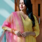 Reenu Mathews Instagram - Sunshine yellow 💛🩷 @vibethinks . . #reenumathews #summervibes #summercolors #summeroutfit Emirate of Dubai