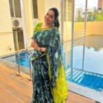Rethika Srinivas Instagram - Retro :) Trending now♥️ . . . . In #saree #blousedesigns #sequenze #sequencesaree #simplesaree #sequenceblouse #designerwear #designed #styled #readytowear #customisedblouse #custommade #style #getstyled #sareelover #sareefashion #rethikasrinivas #instafashion #instagood #instamoods
