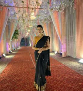 Riya Deepsi Instagram - Sajan ji thoda control 😂
As soon as I saw this photo this song started ringing in my mind and now it will ringing in yours 🤪
Wearing a saree which my mom bought 19 years back from Kashmir. They were selling it on a shikara. 
#instapost#traditionalwear#saree#explore#explorepage