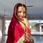 Riya Deepsi Instagram - प्यार में वो नशा हो जो मन को शांत कर दे वो अदा हो जो माहोल को रंगीन कर दे वो मज़ा हो की पागलपन भी कम लगने लगे वो सुकून हो कि आप बिना घबराये अपनी मंज़िल की ओर बढ़ने लगे ऐसा प्यार जो ना मिले तो वो क़ैद बन जाता है ऐसा प्यार जो ना कर पाये तो वो कहा ही प्यार कहलाता है -रिया दीपसी #just#love#reels#reeling#explore#explorepage#trending#instagram#dulhan#punjabi#look#bts#write