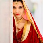 Riya Deepsi Instagram - तेरे होने से मेरी पलके ऐसे झुकी जैसे साथ हमारा बरसों का हो तुझे देखने की चाह में दिल ऐसा धड़का जैसे प्यार हमारा जन्मों का हो - रिया दीपसी #bts#shoot#dulhaniyan#punjabi#love#work#red#explore#explorepage#trending#portait#photography#instagram