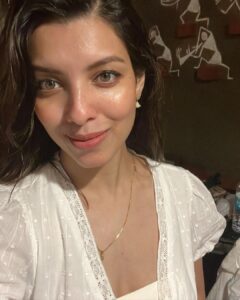 Riya Deepsi Instagram - No filter baby 😉
Btw open hair or braid ? What do you choose ? 

#instagood#instagram#explore#explorepage#style#fashion#love#moments#viral#beauty#trendit#nofilter